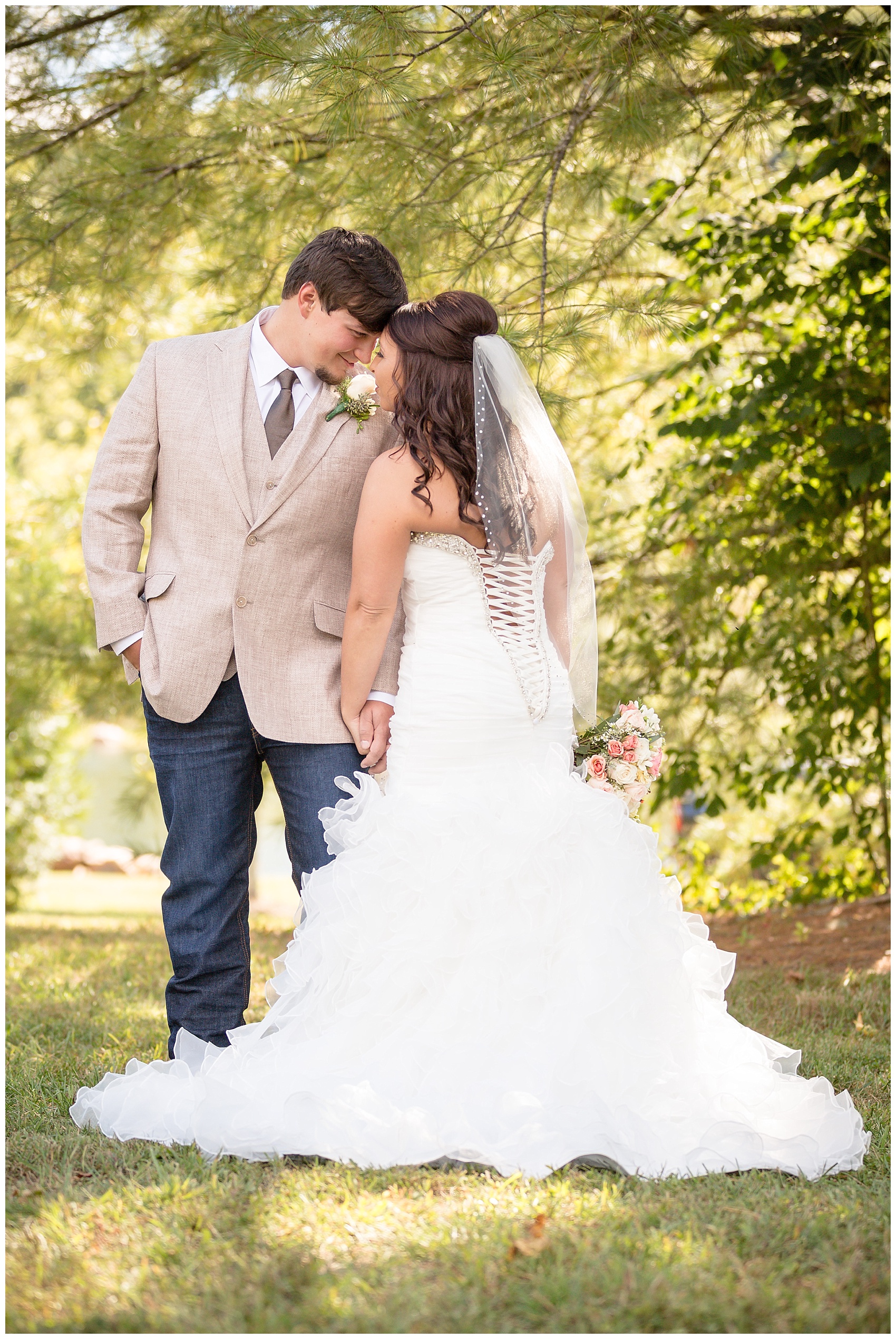 bettys_creek_barn_dillard_wedding_photographers-363.jpg