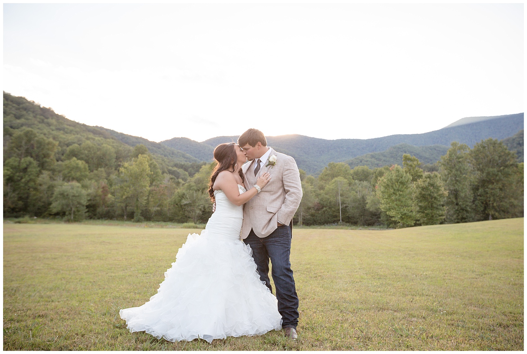 bettys_creek_barn_dillard_wedding_photographers-737.jpg